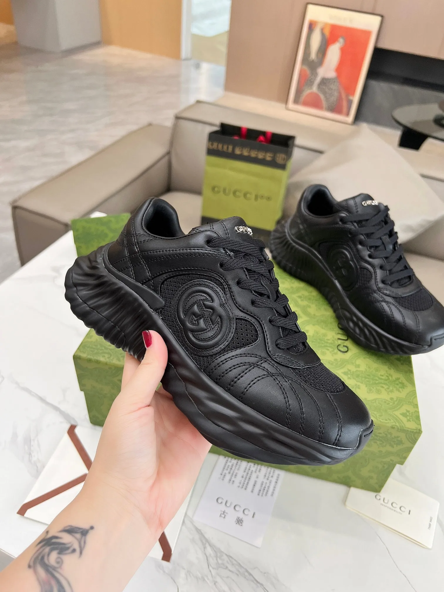 Men's men's shoes 💰780 Top version 🔝Original purchase and development [Love] This new sneaker adopts a thick-soled design, with stitched sheepskin upper and breathable mesh. Show full sense of technology. The 3D effect interlocking double G leather patch and Gucci letter metal accessories, two brand logo details, inject a dazzling texture into the overall design. The details are more substantial! ...